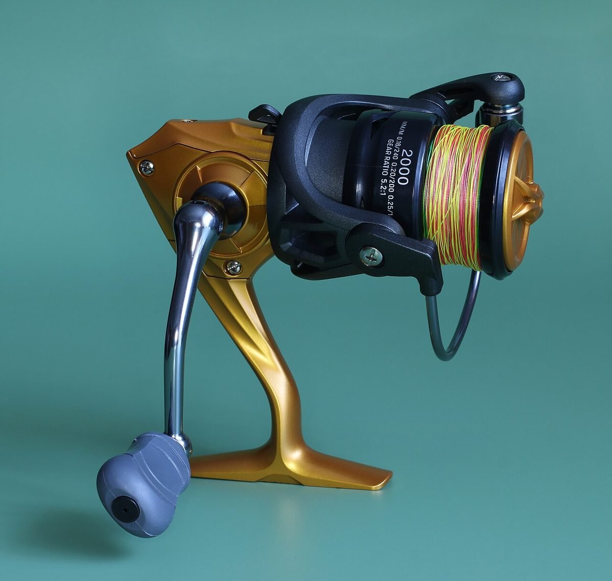 Spinning reel spooled with multicolour braided line